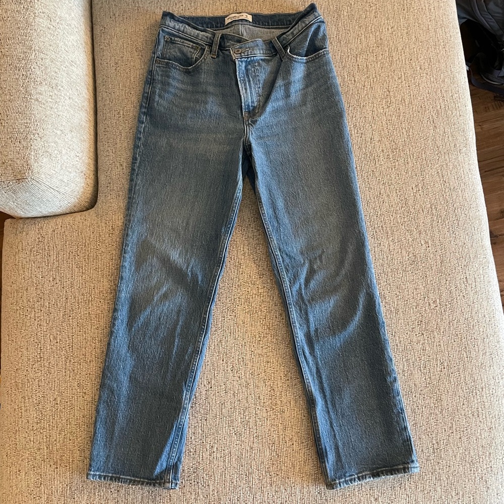 Abercrombie & Fitch - Ultra High Rise 90s Straight Jean w/criss cross waistband